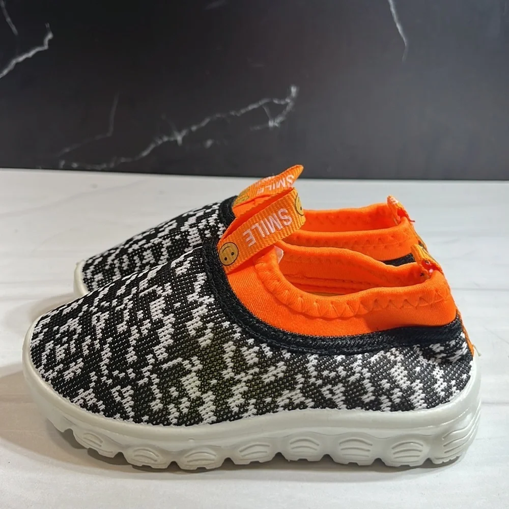 Unbranded Toddler Sneaker Black/White sz 9 - Picture 2 of 6